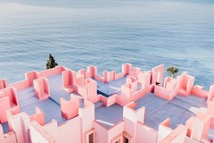 Дом La Muralla Roja в Испании от Ricardo Bofill стал популярным объектом среди модных блогеров и фотографо
