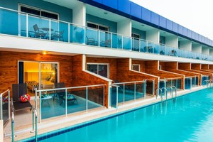Swim-up Room