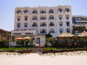Вид на отель Royal Beach 3* со стороны пляжа