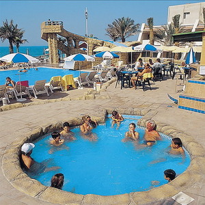Джакузи и бассейн отеля Sharjah Grand image preview