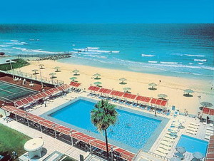 Пляж и бассейн отеля Carlton Sharjah 4*