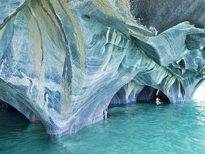 На стыке Аргентины и Чили есть нереально красивые Мраморные пещеры в Патагонии