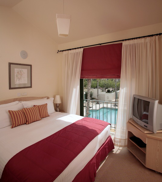 Palm 2-bedroom suite main bedroom