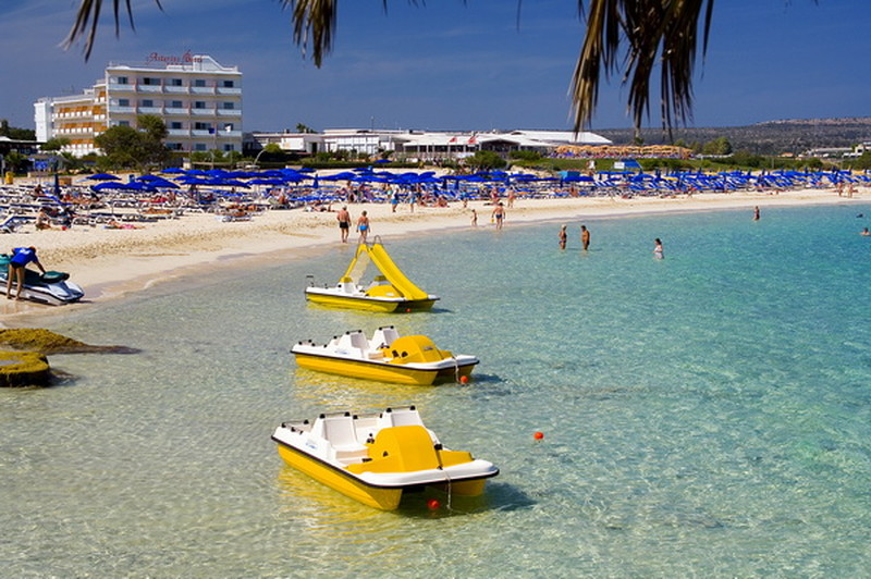 Вид на отель со стороны моря