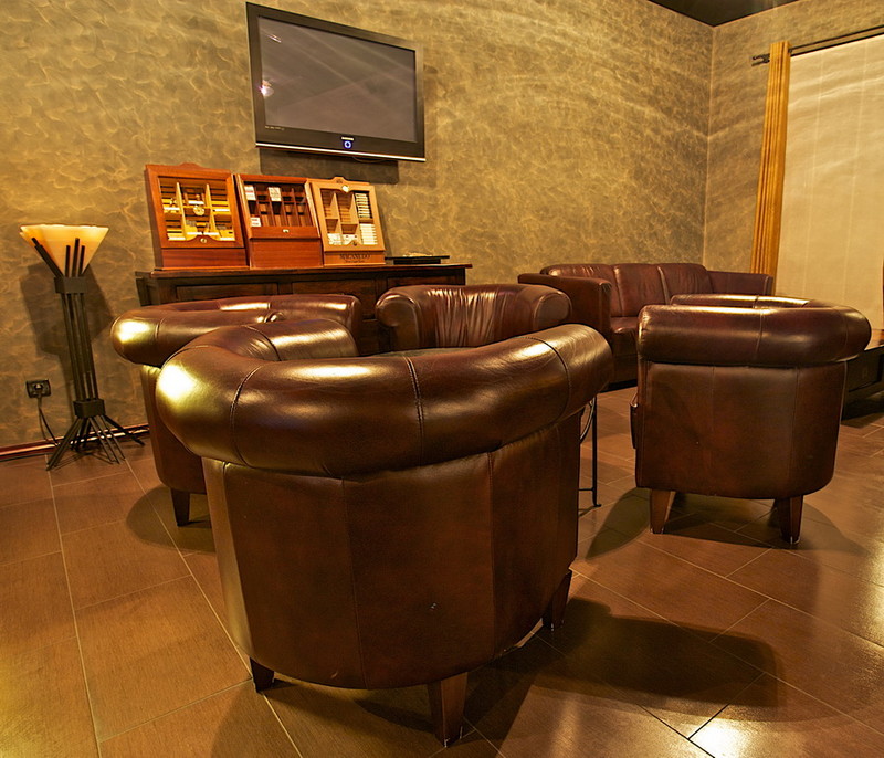LOUNGE BAR