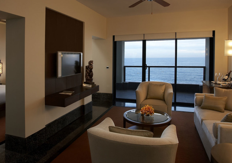 club suite_sitting room