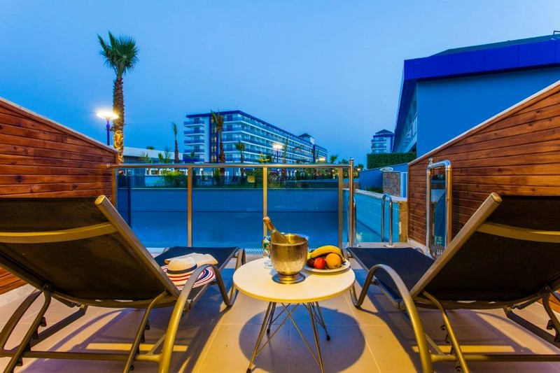 Swim-up Room