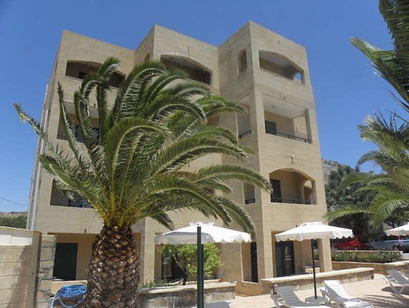 территория  отеля Flora Beach Hotel Studios