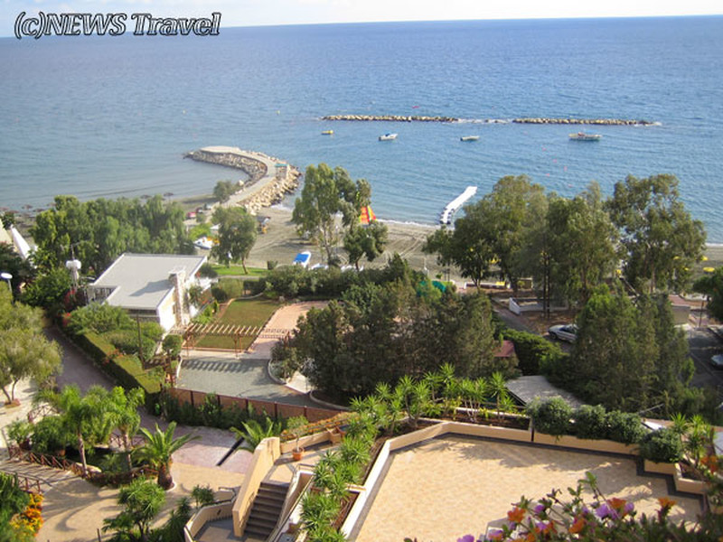 Вид с балкона на пляж и море