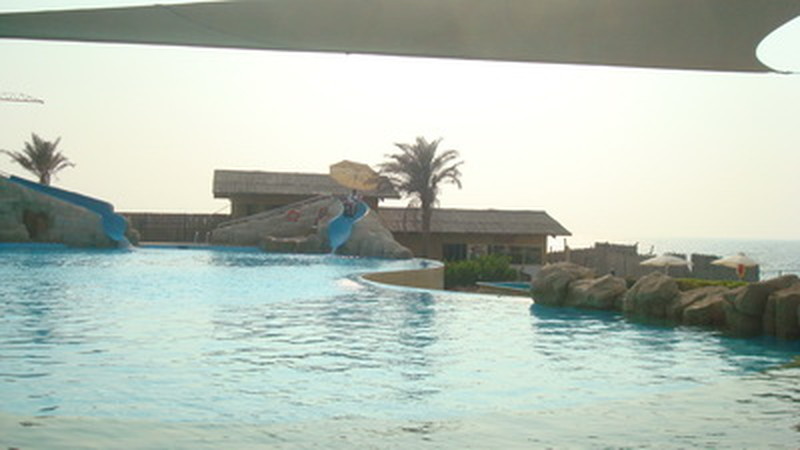 Бассейн и водные горки отеля Coral Beach