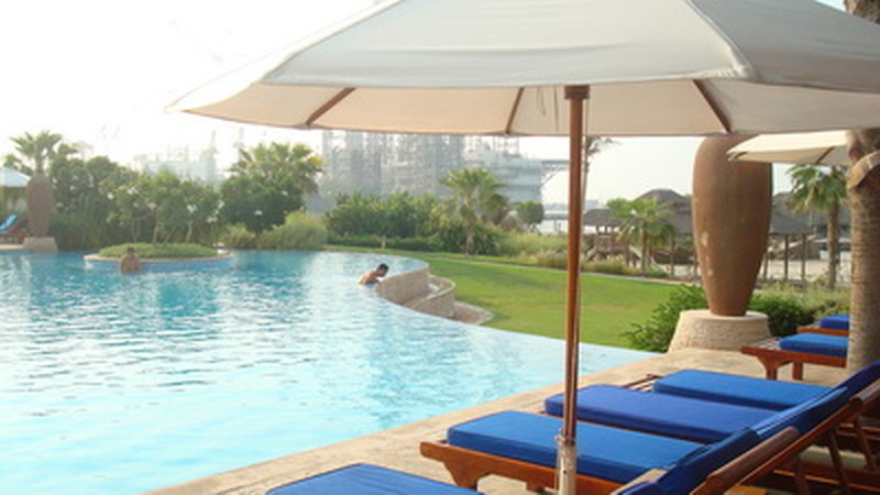 Бассейн отеля Radisson Blu Sharjah 5*