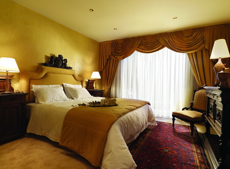 Ruby Red Regal Hotel. Suit (bedroom)