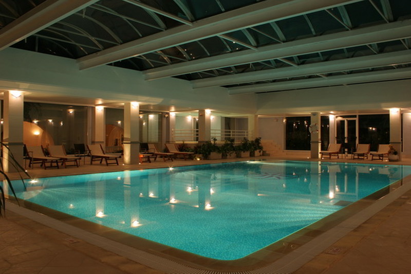Крытый бассейн с джакузи в SPA-центре
