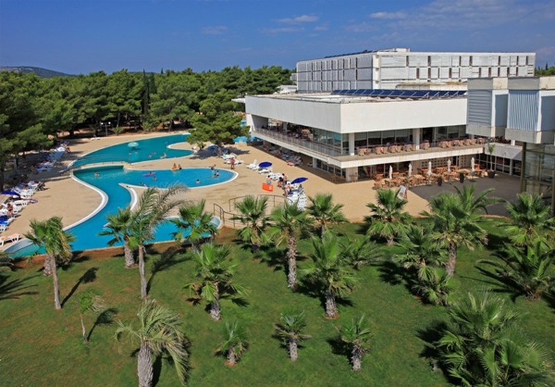 Вид на отель и открытые бассейны