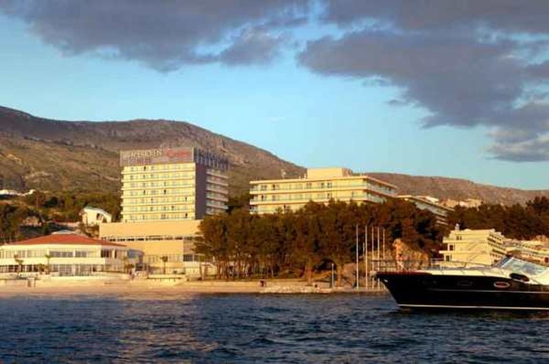 Вид на отель с моря