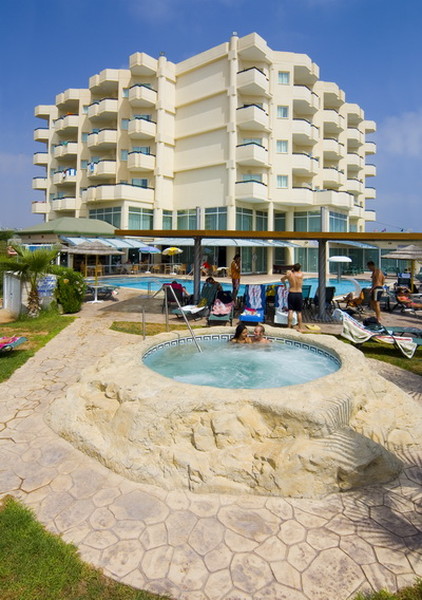 Tasia Maris Sands Hotel