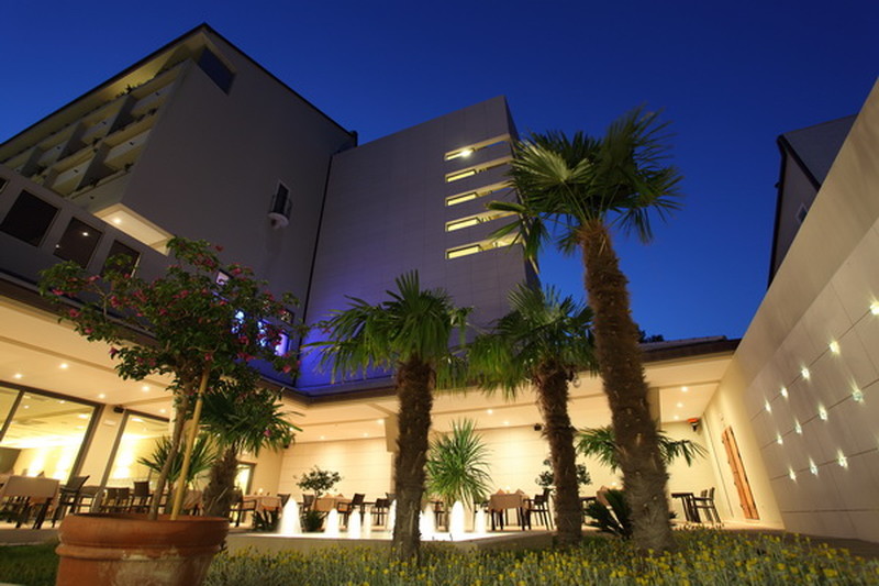 Вечерний вид на отель