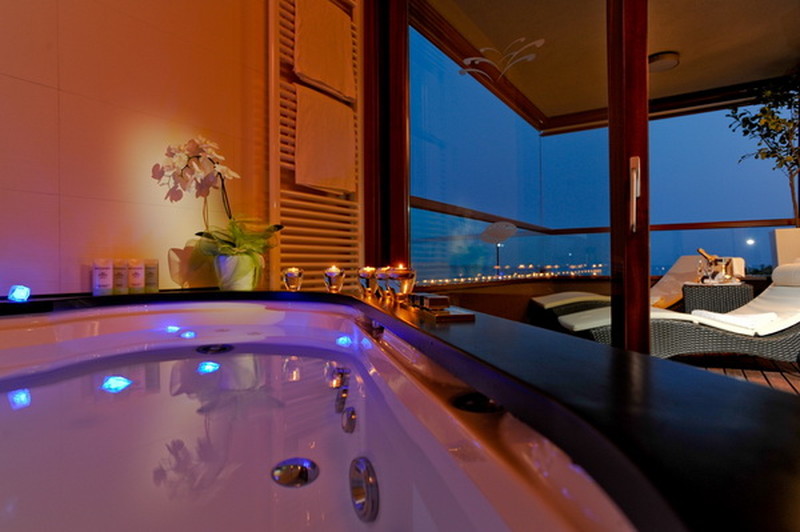 Джакузи в номере Suite Deluxe