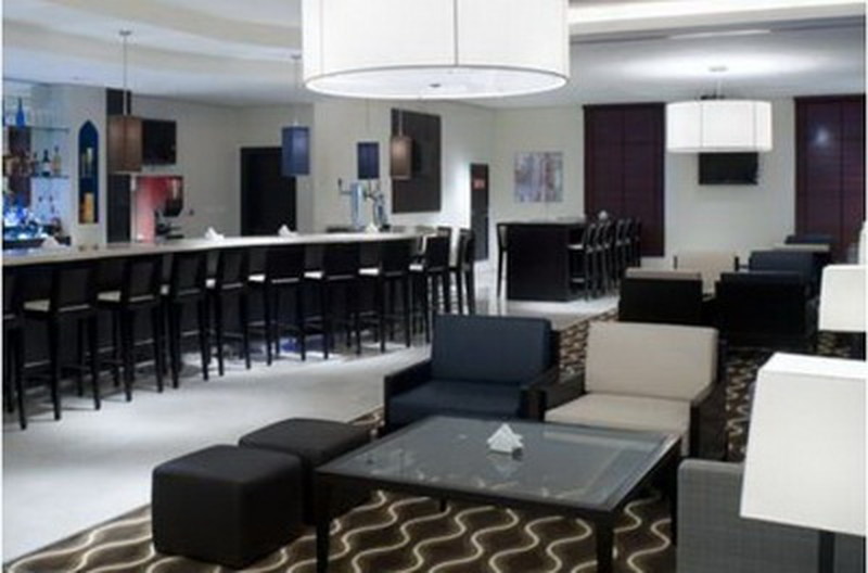 Бар Holiday Inn Express Airport