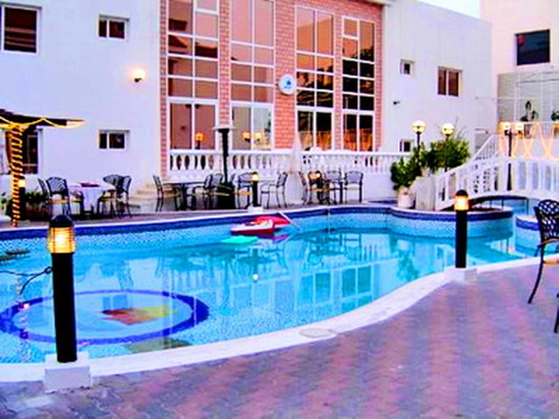 Бассейн отеля Regent Beach Dubai 3*