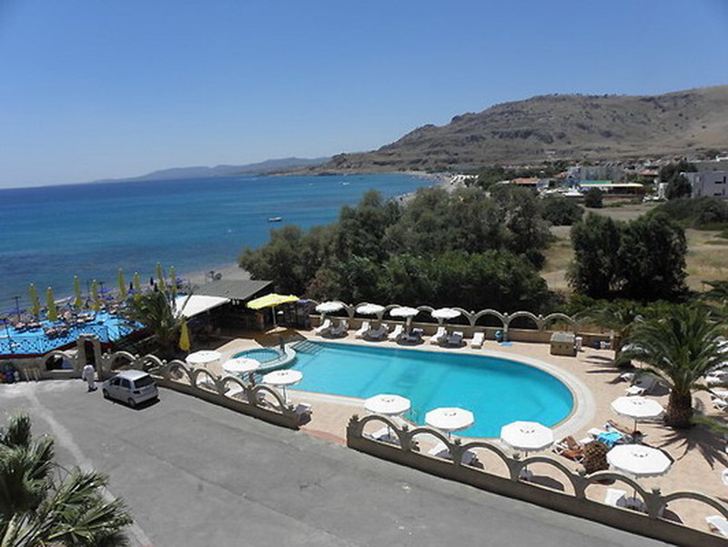 бассейн отеля Flora Beach Hotel Studios