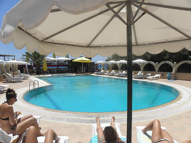 бассейн отеля Flora Beach Hotel Studios