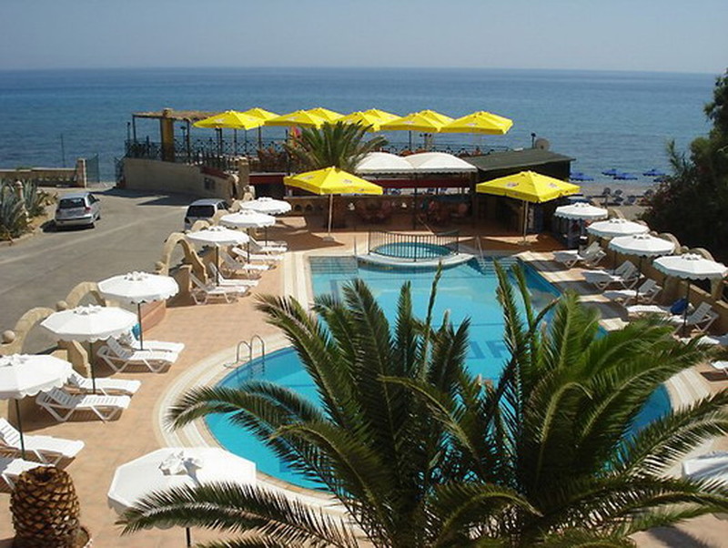 бассейн отеля Flora Beach Hotel Studios