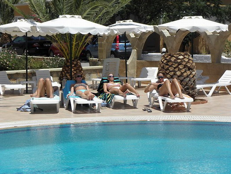 бассейн отеля Flora Beach Hotel Studios
