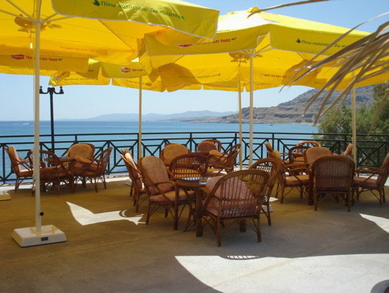 территория  отеля Flora Beach Hotel Studios
