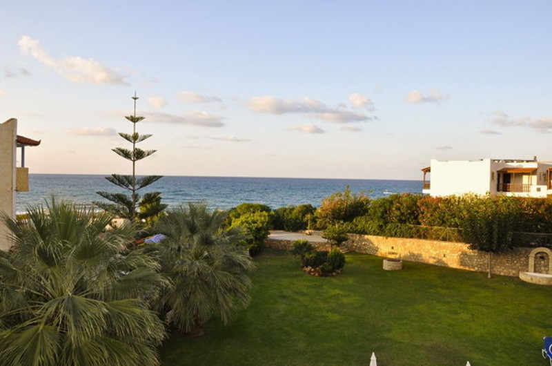 территория отеля Pela Sophia Apartments 3*