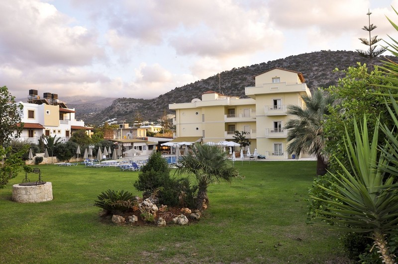 территория отеля Pela Sophia Apartments 3*