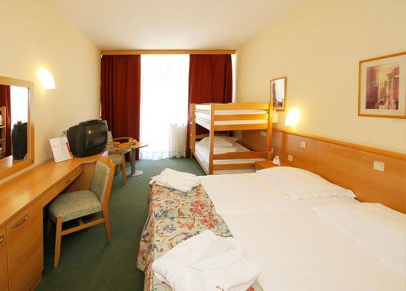 FAMILY ROOM BUNK BEDS SEA SIDE