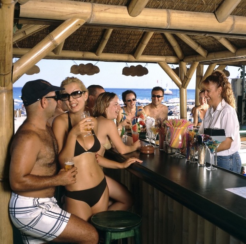 Красотки свинга. Пляжный бар. Бар на пляже. Бар на пляже вечеринка. Топлесс в отеле.
