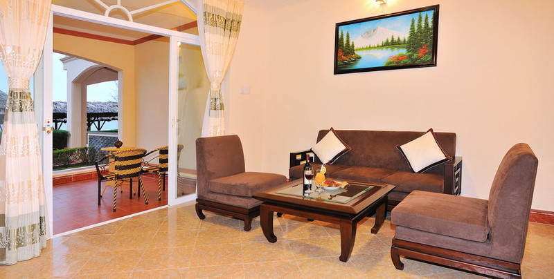 SF Family Villa Living room