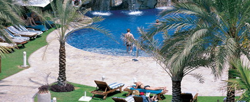 Бассейн отеля Dubai Marine Beach 