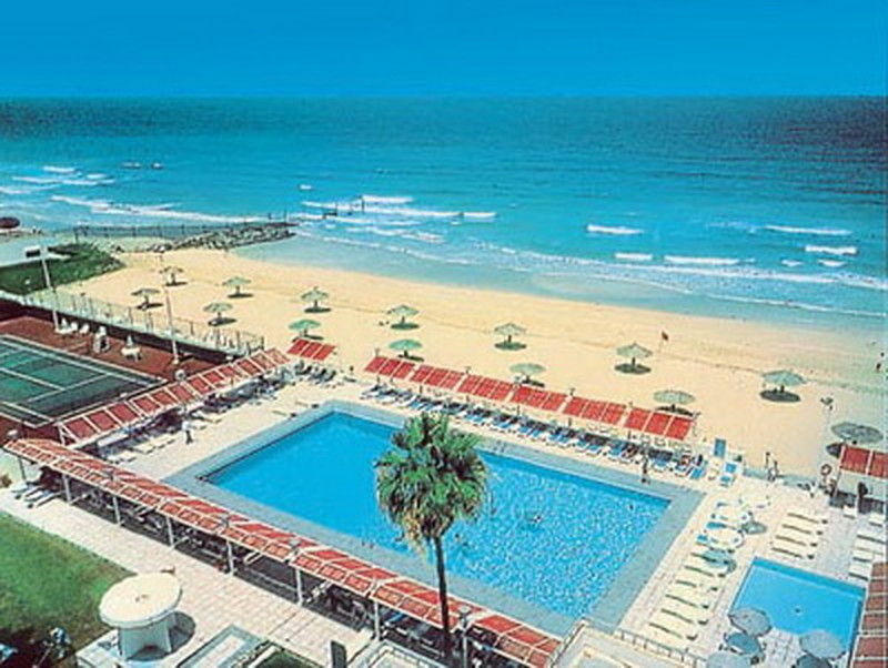 Пляж и бассейн отеля Carlton Sharjah 4*