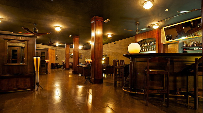 LOUNGE BAR