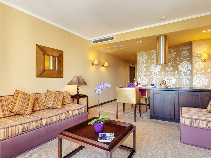 Residential Suite 2 Pools View