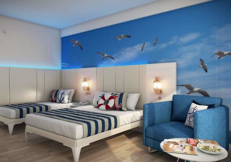 Swim-up Room
