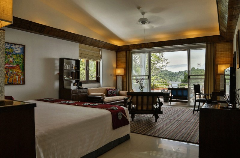Tri s miracle kata beach side. Mom tri`s Villa Royale. Mom tris Villa Royale 4*+. Отель mom tri`s Villa Royale номер Ocean Wing Suite. Mom tri's Villa Royale 5 завтрак.
