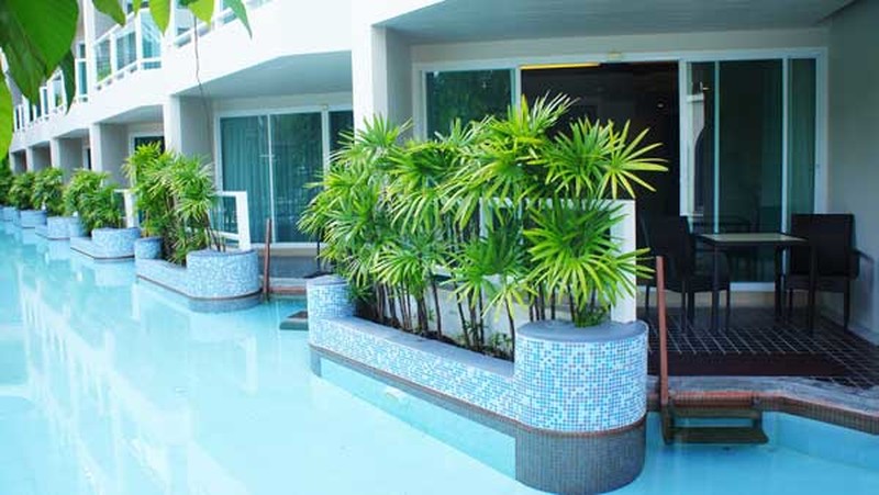 Deluxe Pool Access