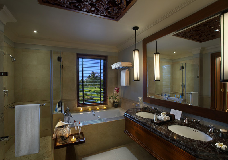 club suite bathroom