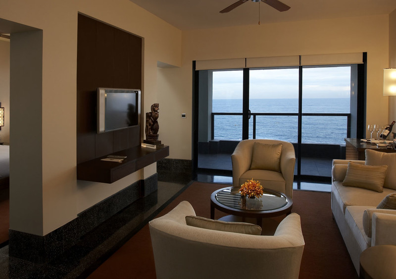 club suite_sitting room